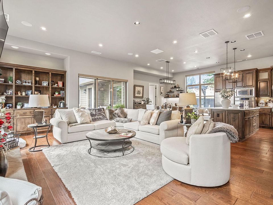 1st image of 301 SE Larkspur Dr