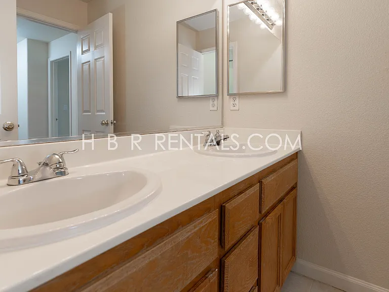 483 Summer Ln — Photo 23