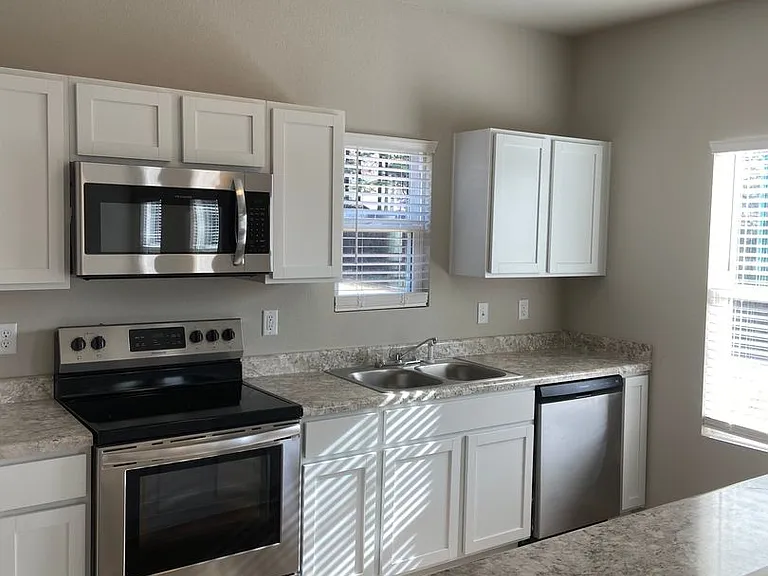 2612 Grand Ln — Photo 8