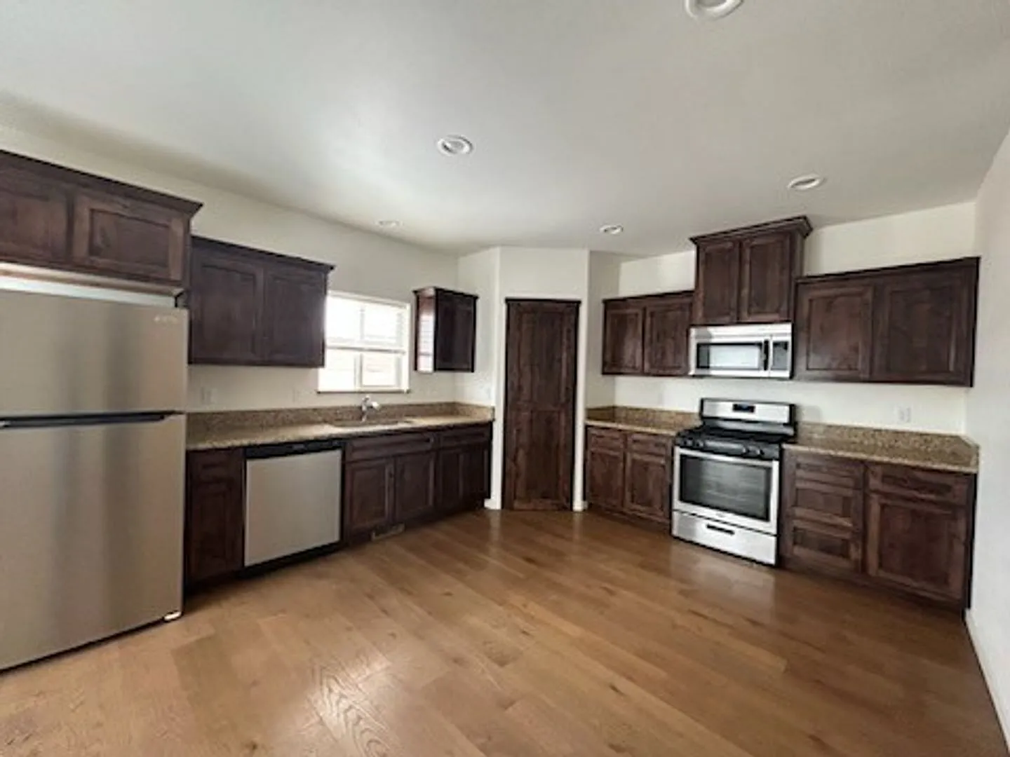 Modern 3-Bedroom Home with Large Fenced Backyard — Photo 2