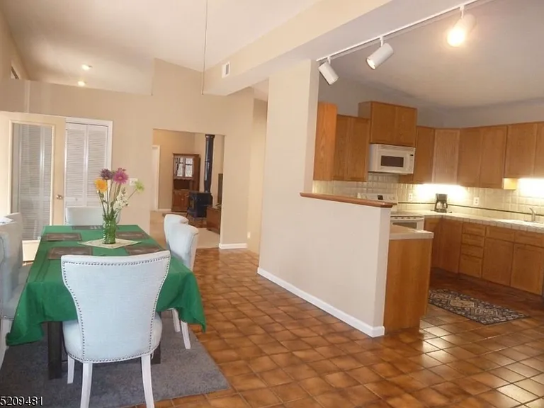 621 Valley Rd — Photo 2
