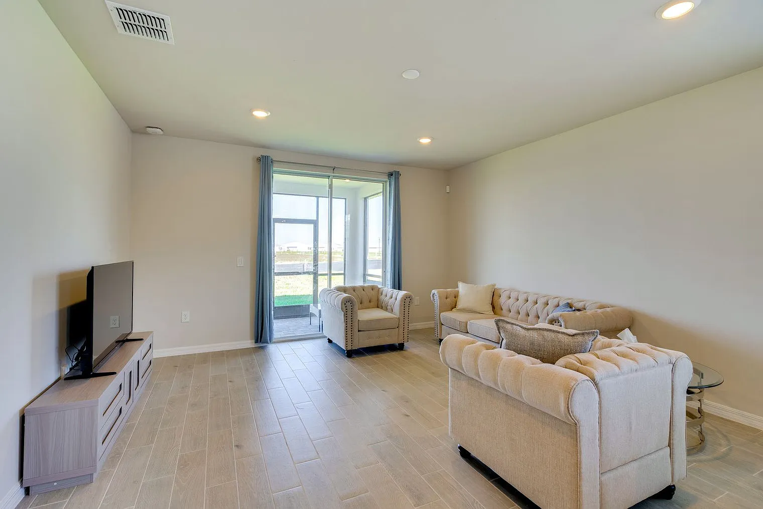 3 bed, 2.0 bath, 1689 sqft, $3,612 — Photo 1