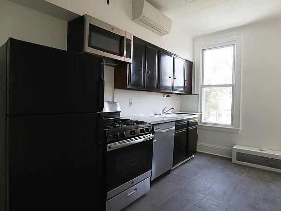 4th image of 1820 Linden St #2L
