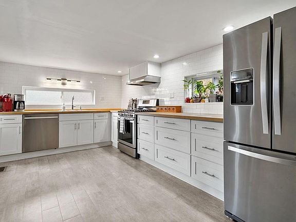 4th image of 33 Essex Ct