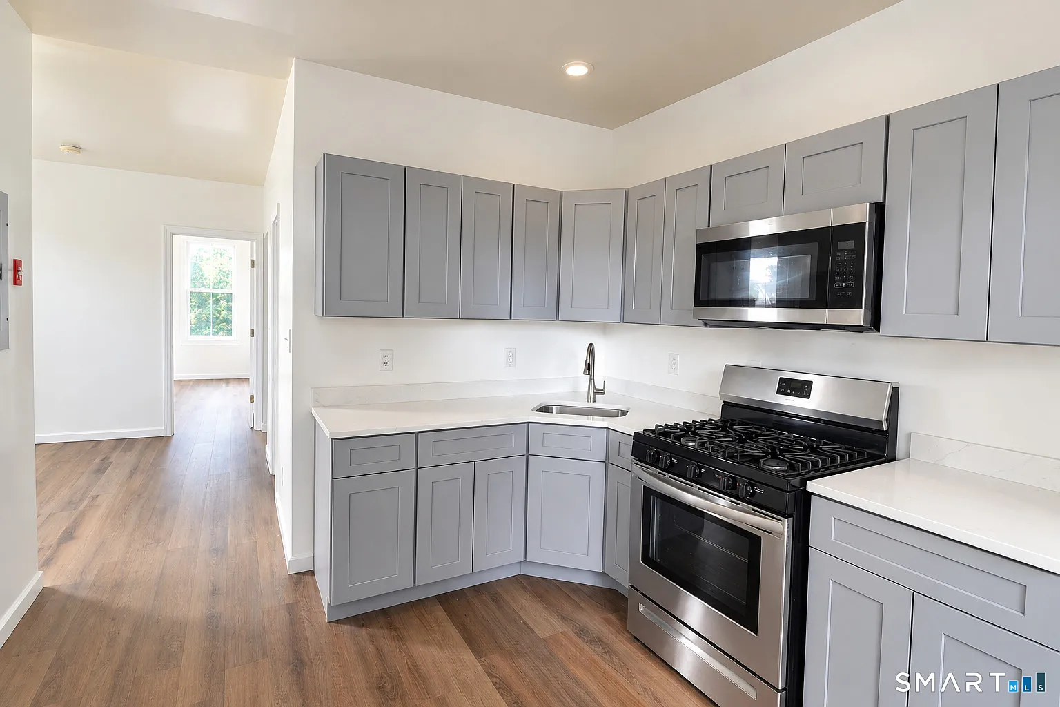 3 bed, 2.0 bath, 1510 sqft, $2,400 — Photo 2