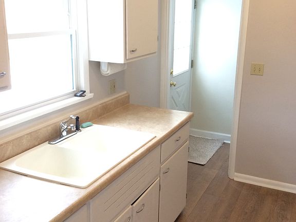 5th image of 726 Center Ave