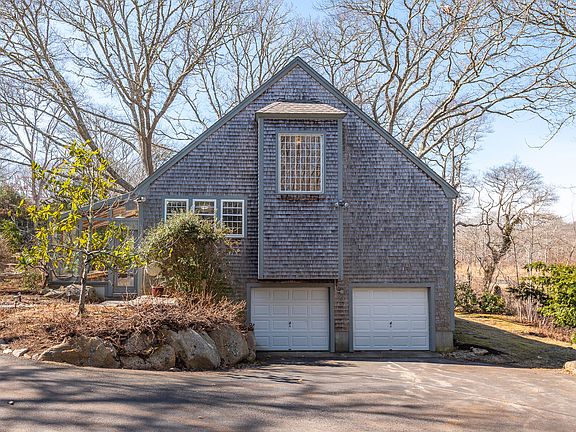 3rd image of 72 Loop Road