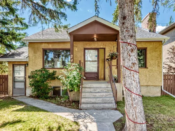2405 E 30th St SW, Calgary, AB T3E 2L9