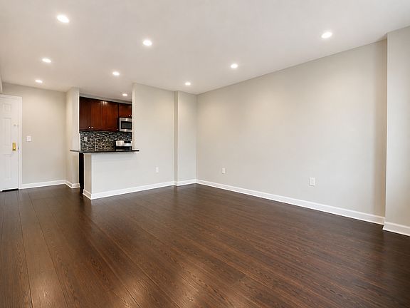 3rd image of 829 Greenwood Ave APT 6E