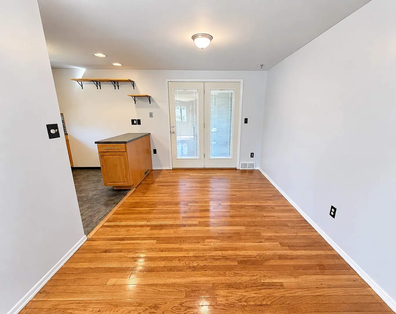 4 bed, 2.5 bath, 1285 sqft, $2,000 — Photo 3