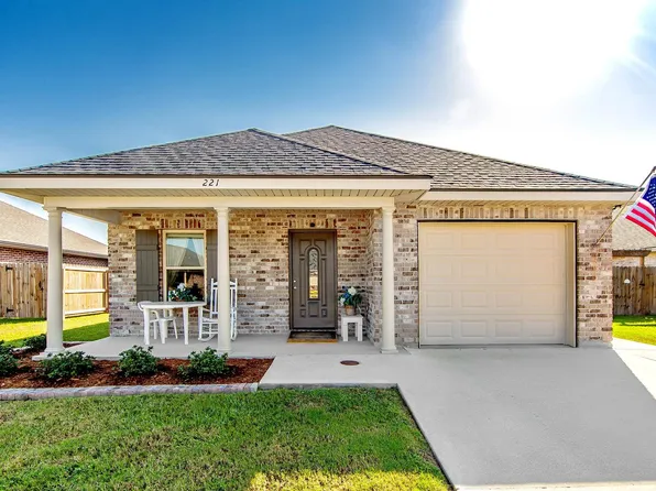 221 Darwen Dr, Raceland, LA 70394