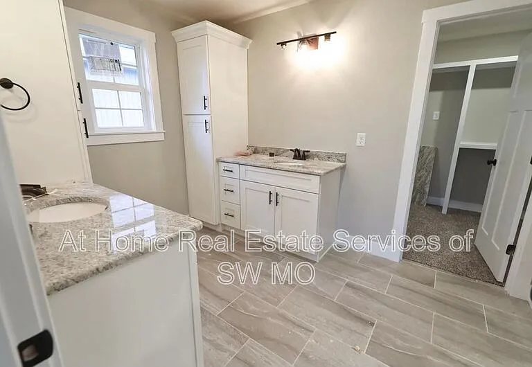 4526 Venice Ave — Photo 8