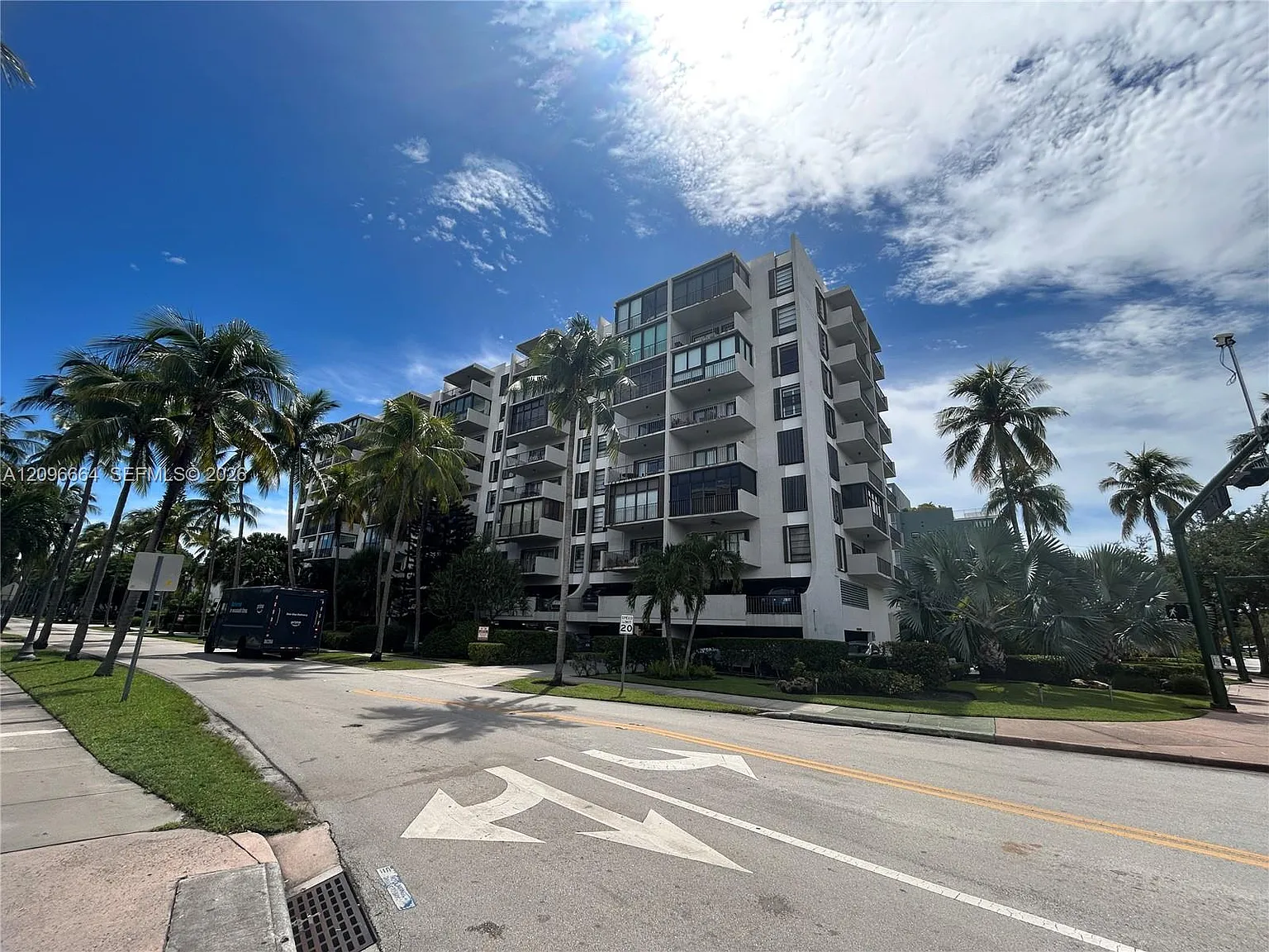 Key Bisc Ambassador Condo — Photo 3