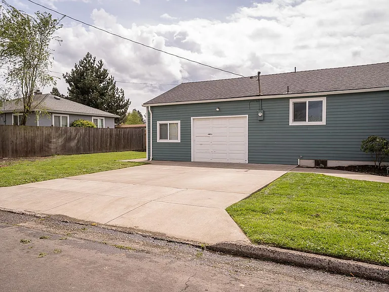 230 15th Ave SE — Photo 39