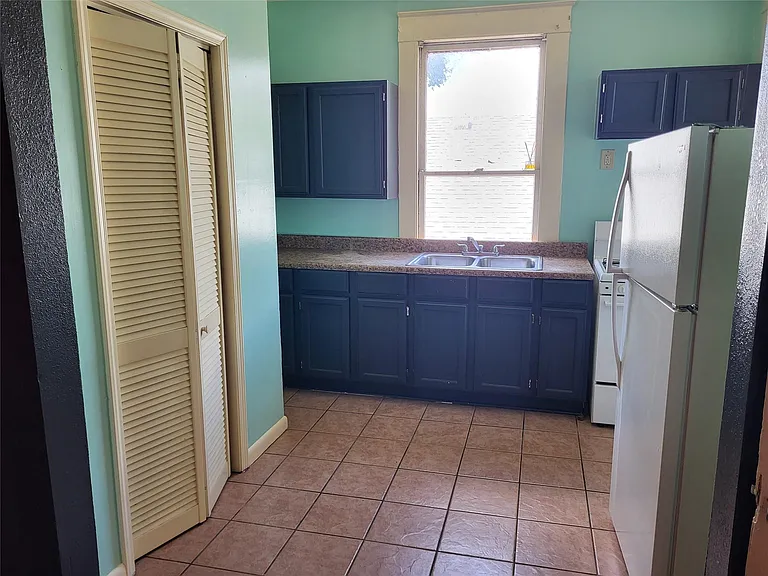 4401 Avenue Q 1/2 #2 — Photo 4