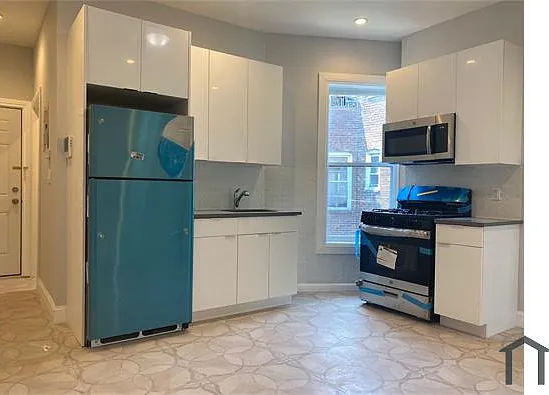 3 bed, 600 sqft, $3,373 — Photo 2