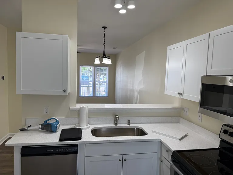 33 Cheltenham Dr — Photo 2