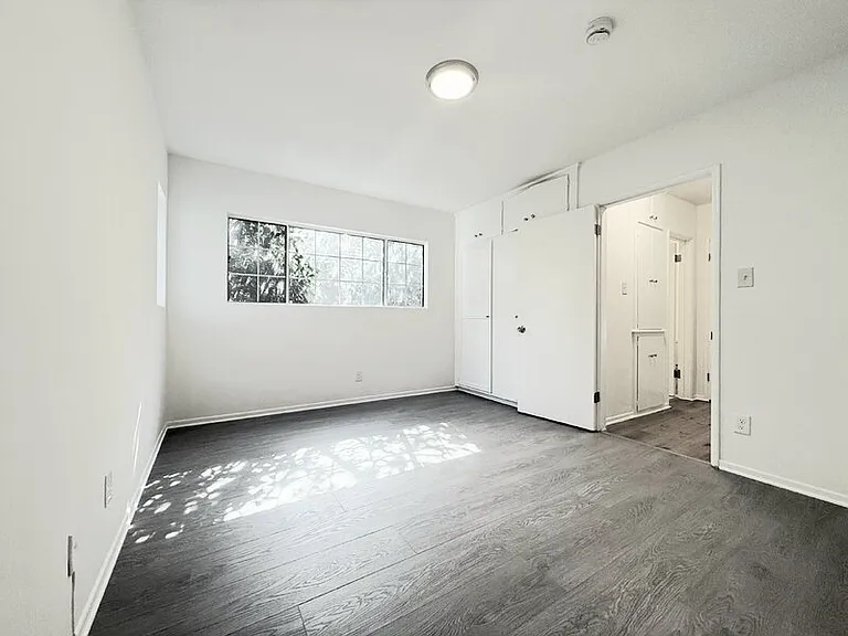 10565 Camarillo St — Photo 11