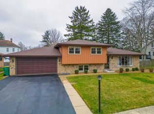 317 E Des Moines St, Westmont, IL 60559