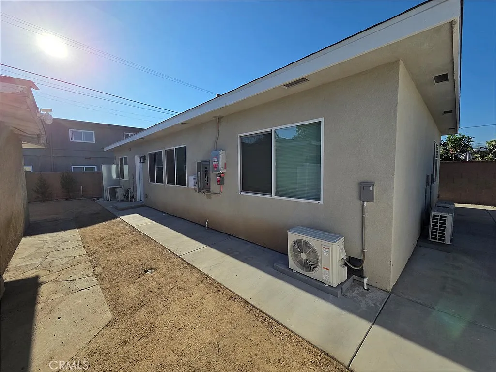 3 bed, 1100 sqft, $3,200 — Photo 2