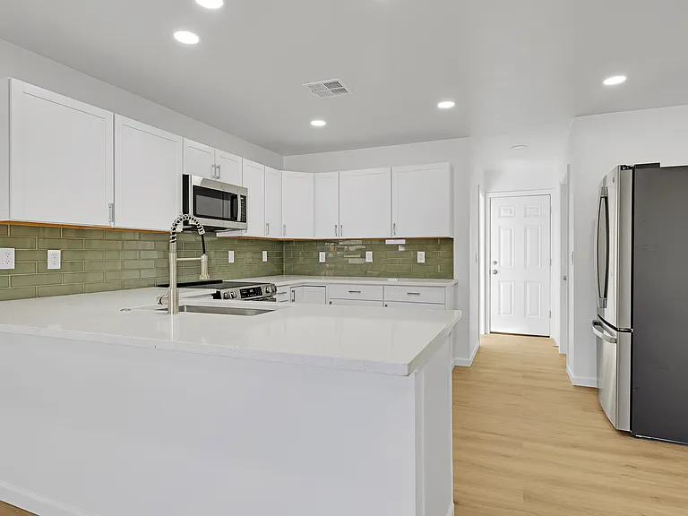 948 E Waverly St #B — Photo 11