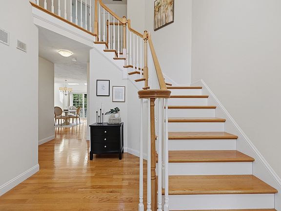 2nd image of 8 Victoria Cir