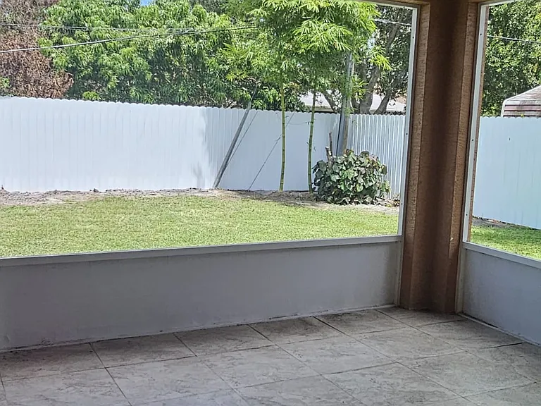 SE Airoso Blvd — Photo 16