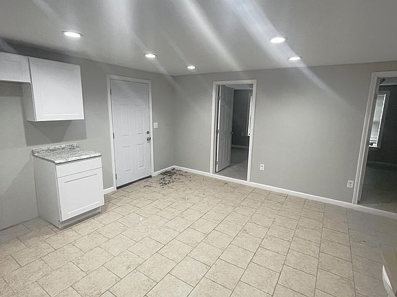 4th image of 125 Glenwood Ct #202