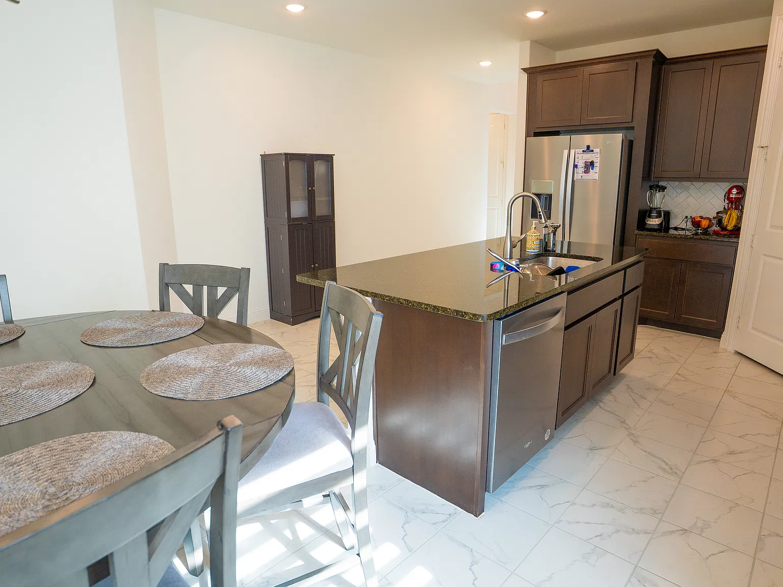 4 bed, 2994 sqft, $3,300 — Photo 4