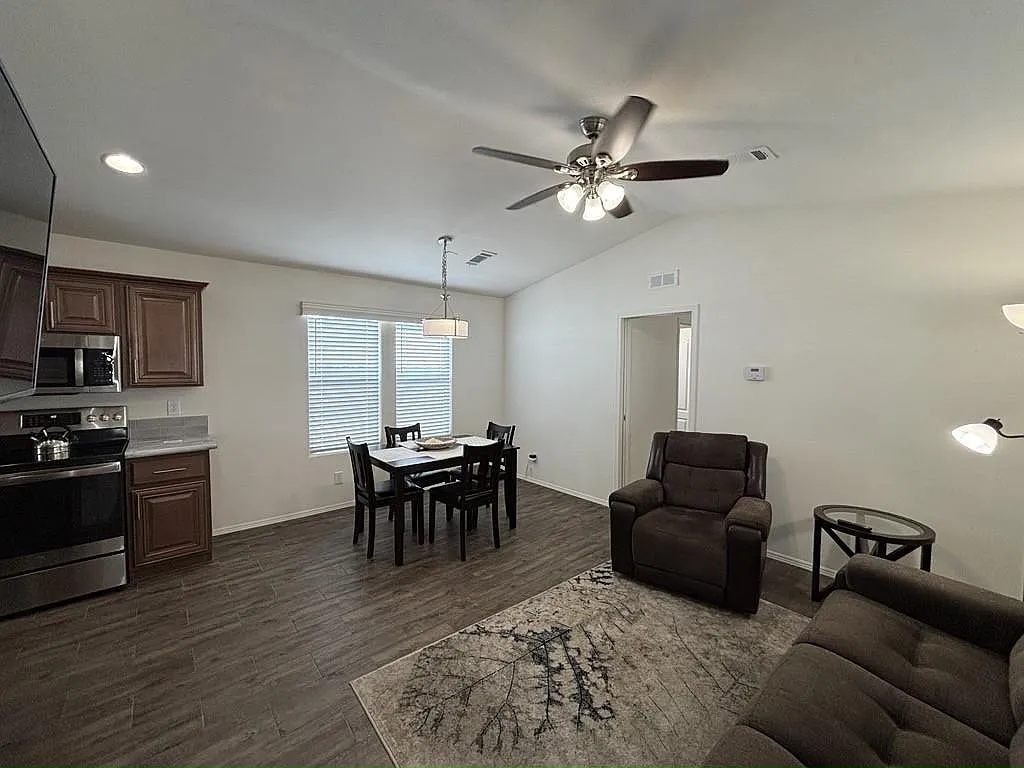 2 bed, 2.0 bath, 748 sqft, $1,499 — Photo 2