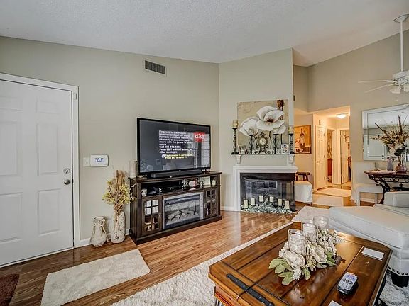 5th image of 439 Hickory Glade Dr
