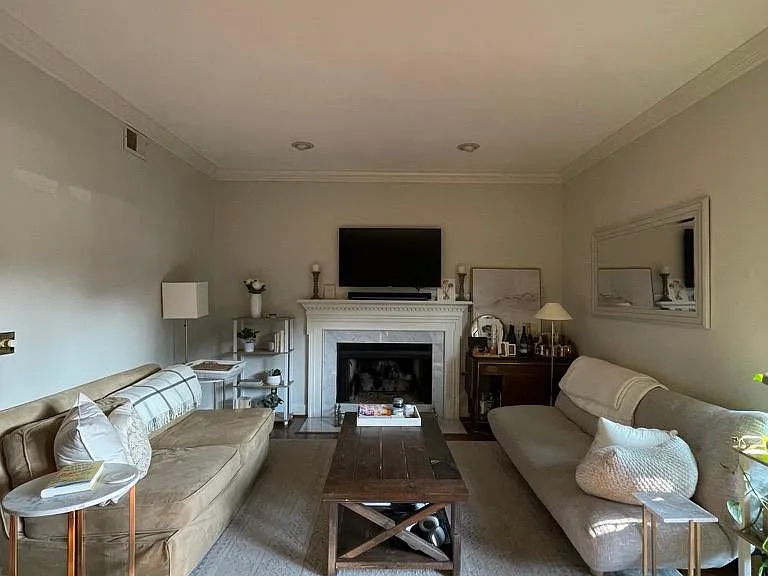 2060 Graybar Ln — Photo 4
