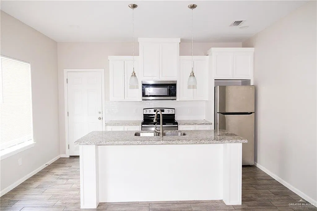 2 bed, 2.0 bath, 949 sqft, $1,150 — Photo 4