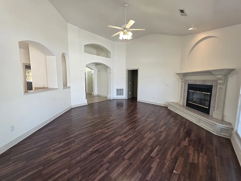 302 Cross Creek Dr — Photo 3