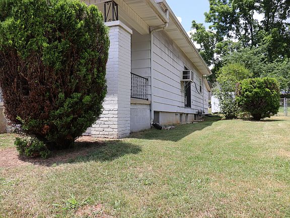 2nd image of 901 E Unaka Ave