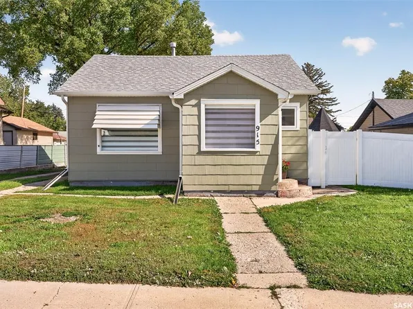 915 4th AVENUE NW, Moose Jaw, SK S6H 3W9