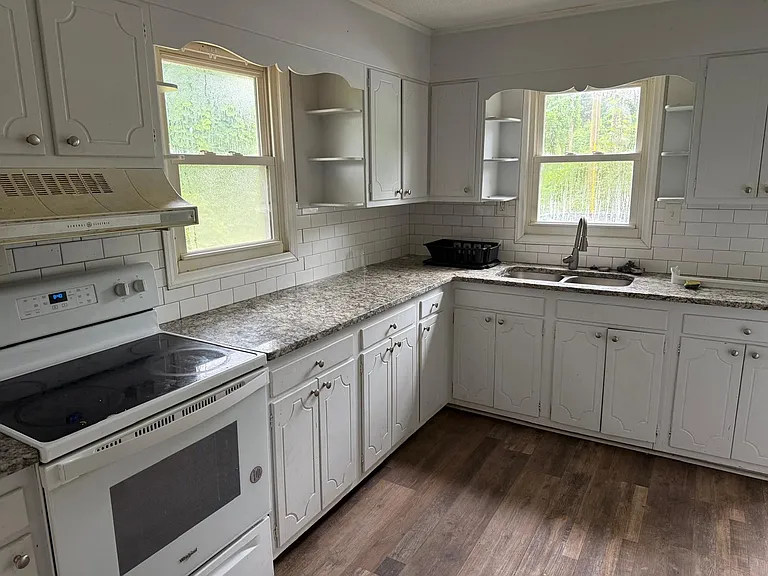 1500 Lake Village Dr — Photo 7
