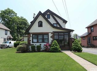 49 4th St, Hicksville, NY 11801