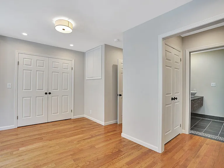 531 Court St — Photo 11