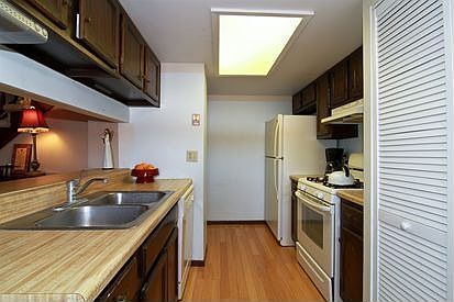3rd image of 2S750 Winchester Cir W Unit 2