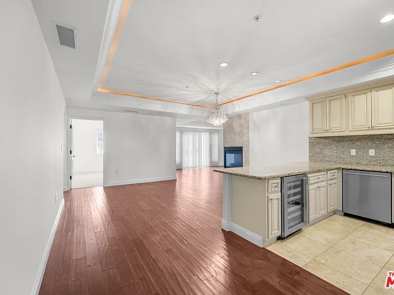 837 Crenshaw Blvd #301 — Photo 28
