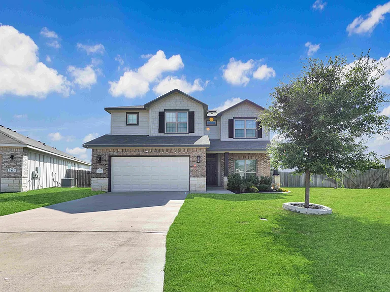 1475 Shadow Hill Ln — Photo 1