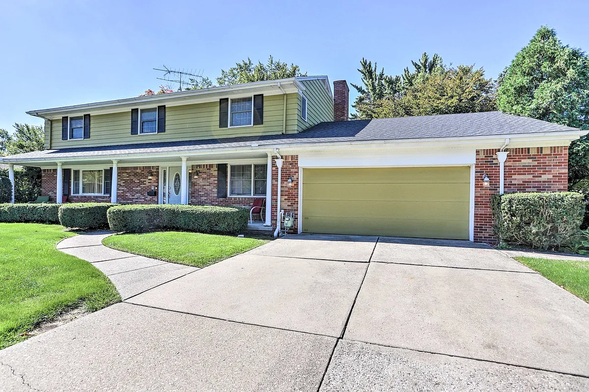 Building Photo - Pinelawn Dr