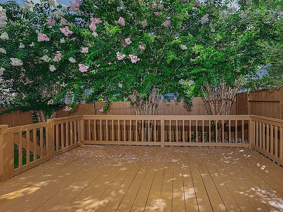 4th image of 11 Scenic Brook Ct