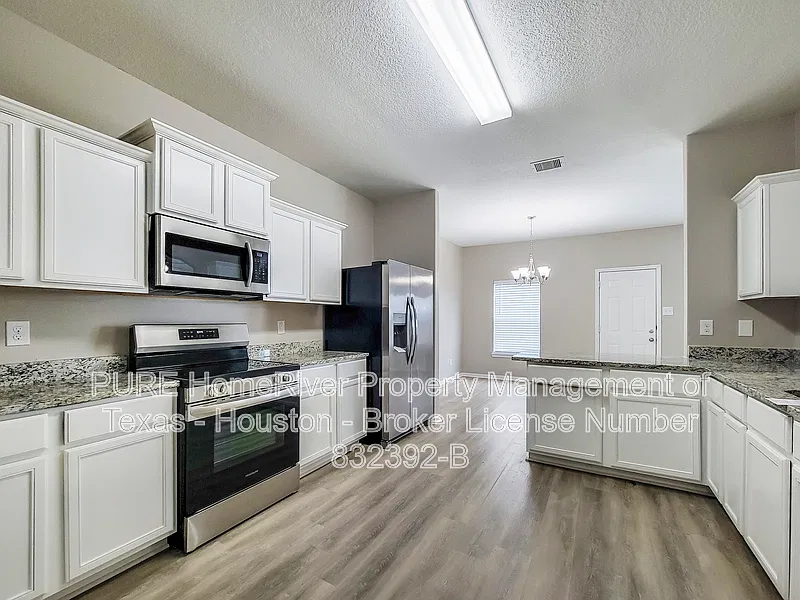 4 bed, 2.5 bath, 2326 sqft, $2,245 — Photo 2