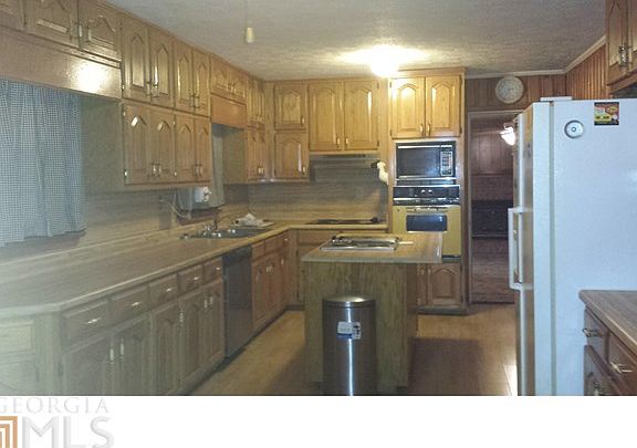 4th image of 595 Cynthia Ln