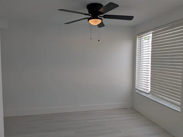 21 SE 11th Ave #1 — Photo 5