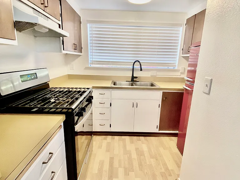 430 W Gutierrez St — Photo 4