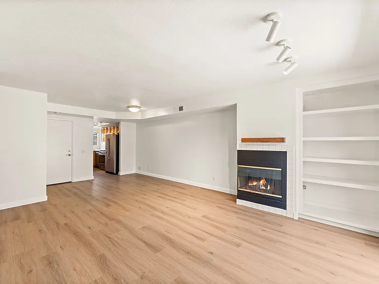 8552 Stoneyhill Dr — Photo 3