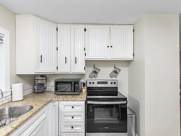 1644 Pennoyer Ave — Photo 8
